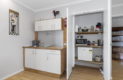 Onerahi Haus | Green View - Parua Bay Holiday Home