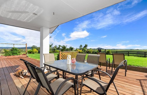 Onerahi Haus | Green View - Parua Bay Holiday Home