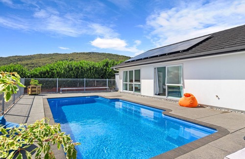 Onerahi Haus | Green View - Parua Bay Holiday Home