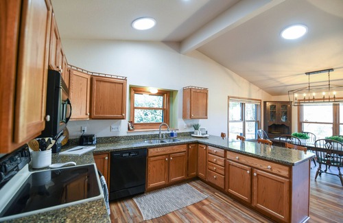 Rome Haus | Greenside on Lake Arrowhead Golf open floor plan, great location, Golden Tee