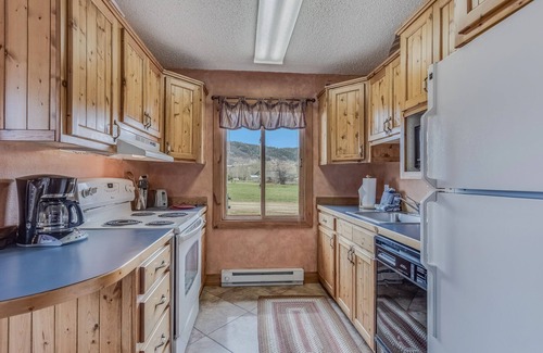 Clark Kabine | Escape to the mountains and peaceful valley, near hiking and snowmobiling!