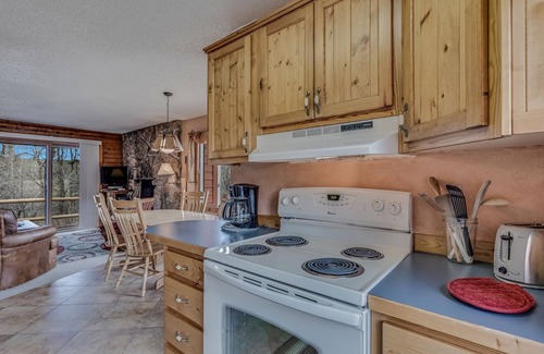 Clark Kabine | Escape to the mountains and peaceful valley, near hiking and snowmobiling!