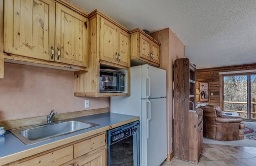 Clark Kabine | Escape to the mountains and peaceful valley, near hiking and snowmobiling!