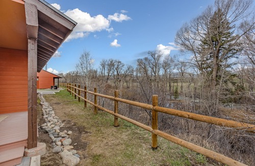 Clark Kabine | Escape to the mountains and peaceful valley, near hiking and snowmobiling!