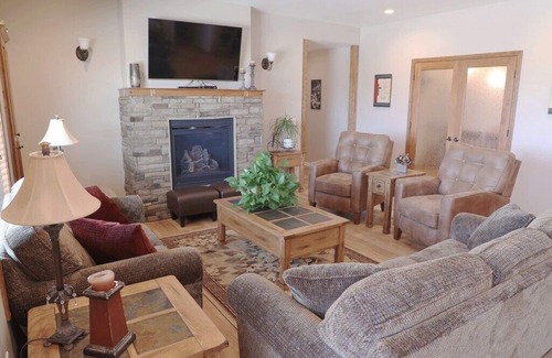 Heyburn Haus | Greystone Crossing Suite #6