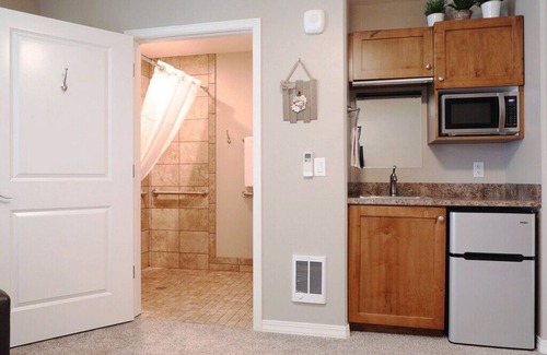 Heyburn Haus | Greystone Crossing Suite #10