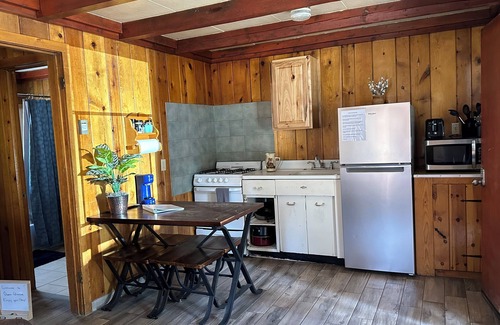 Cloudcroft Kabine | Grizzly’s Getaway in the Mountains! 45 minutes to white sands., Dogs Welcome