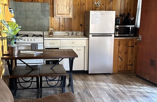 Cloudcroft Kabine | Grizzly’s Getaway in the Mountains! 45 minutes to white sands., Dogs Welcome