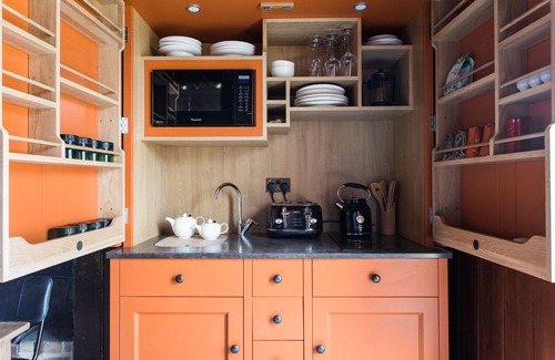 Wimborne Saint Giles Hütte | Cottage-Ensuite Bad-Blick auf den Hof-Hütte