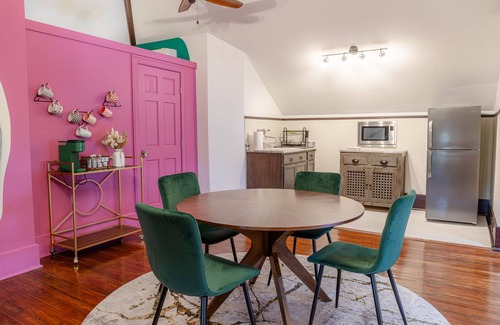 Metropolitan Wohnung | Groovy Attic Apt in Starland District