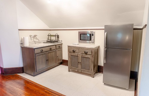 Metropolitan Wohnung | Groovy Attic Apt in Starland District