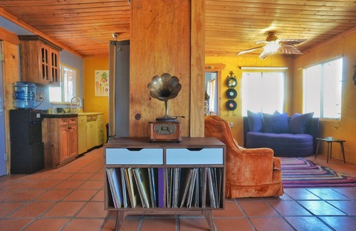 Wonder Valley Haus | Groovy Desert Getaway w Pool, Fire pit, Stream/Wifi, Vinyl Records, Books, Art..