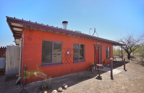 Wonder Valley Haus | Groovy Desert Getaway w Pool, Fire pit, Stream/Wifi, Vinyl Records, Books, Art..