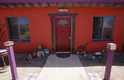 Wonder Valley Haus | Groovy Desert Getaway w Pool, Fire pit, Stream/Wifi, Vinyl Records, Books, Art..
