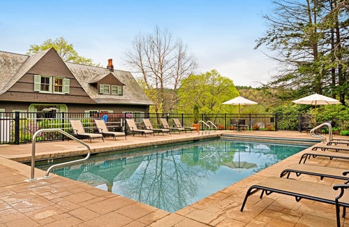 Proctorsville Haus | Ground-floor apartment with pool, hot tub, tennis & gym access - near skiing