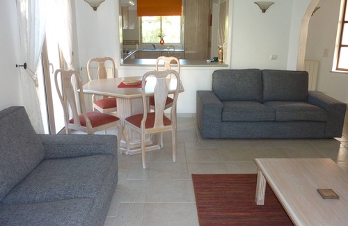 Estombar Wohnung | Apartment mit 2 Schlafzimmern, für hohe Ansprüche möbliert, in Golfkomplex
