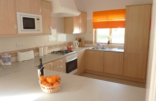 Estombar Wohnung | Apartment mit 2 Schlafzimmern, für hohe Ansprüche möbliert, in Golfkomplex