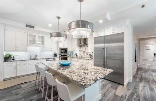 Seven Mile Beach Eigentumswohnung | Ground Floor property steps away from 7Mile Beach, at the Ritz Carlton