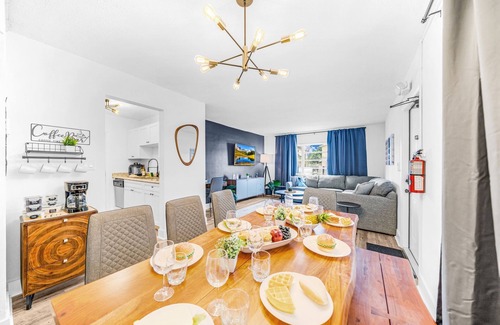 Survey Creek Wohnung | Ground Floor - Water View - Palm Wave Says