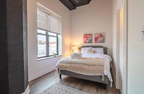 Near South Side Wohnung | Group Friendly Spacious 3BR Suite with Optional Parking and Gym Access Sleeps 10 Guest Near McCormick Place and Soldier Field