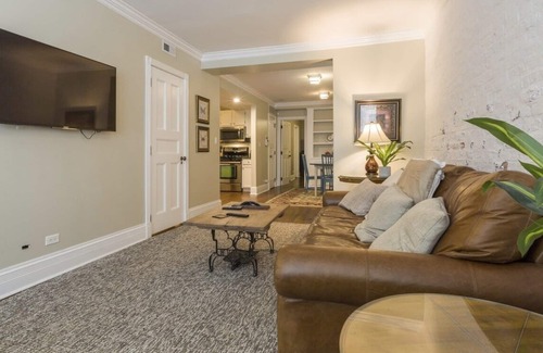 Old Town Haus | GROUP LUX in Old Town 4bd/3ba (+Rooftop/Parking)