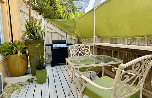 Barrier Island Wohnung | On the water-1-bedroom unit-private patio-with BBQ-WiFi, AC-downtown-restaurants