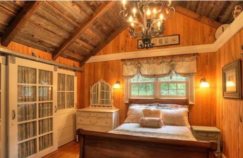 Olmsted Falls Haus | Guest house on a Riverfront Estate