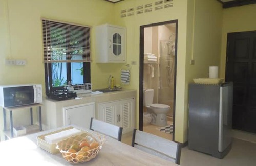 Ratsada Haus | Guest House, shared pool, private bathroom and kitchen