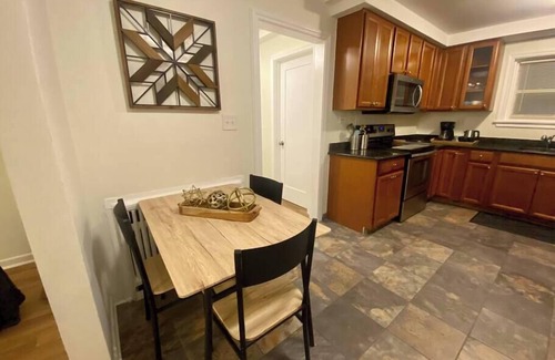 Oak Park Wohnung | Guest Nest River Forest RF 101 2BR Laundry Pets OK