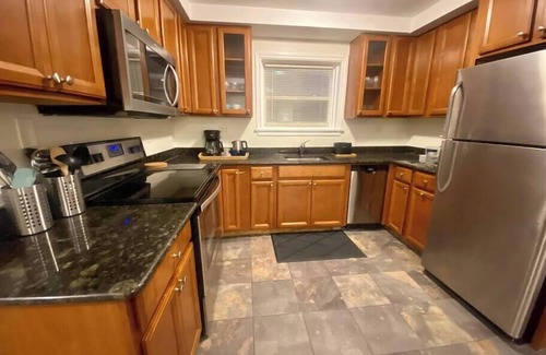 Oak Park Wohnung | Guest Nest River Forest RF 101 2BR Laundry Pets OK