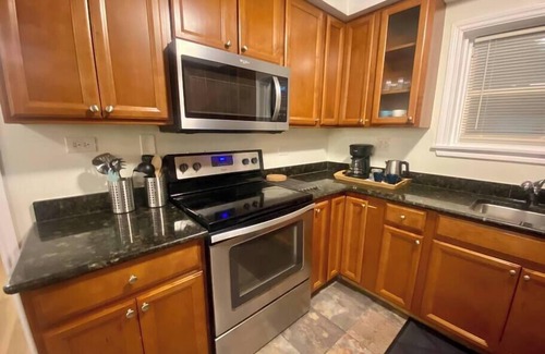 Oak Park Wohnung | Guest Nest River Forest RF 101 2BR Laundry Pets OK