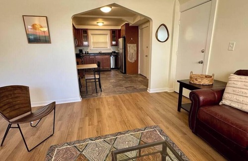 Oak Park Wohnung | Guest Nest River Forest RF 101 2BR Laundry Pets OK