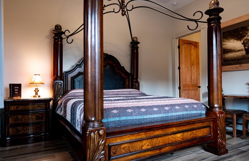 Kanab Bed & Breakfast | Guest suite attached to private home inspired by national park lodges