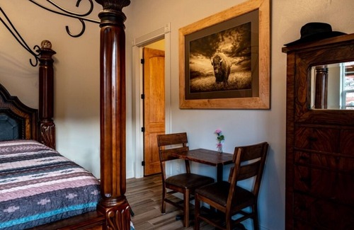 Kanab Bed & Breakfast | Guest suite attached to private home inspired by national park lodges