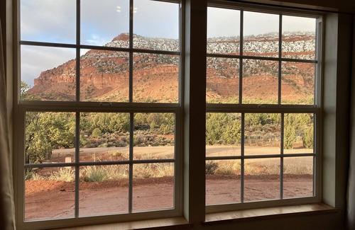 Kanab Bed & Breakfast | Guest suite attached to private home inspired by national park lodges