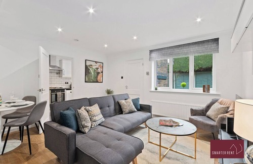 Guildford Haus | Guildford - Two Bedroom House with Garden