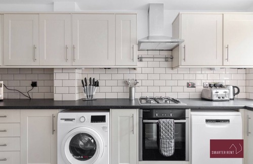 Guildford Haus | Guildford - Two Bedroom House with Garden