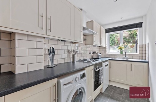 Guildford Haus | Guildford - Two Bedroom House with Garden