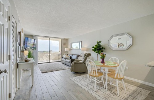 Hudson Wohnung | Gulf-View Balcony and Pool Access Hudson Retreat