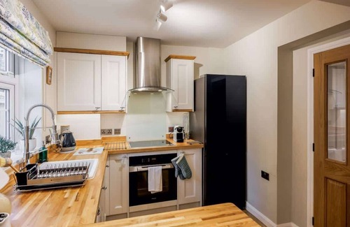 Poole Haus | Gull House - Charming Cottage Feel with Log Burner