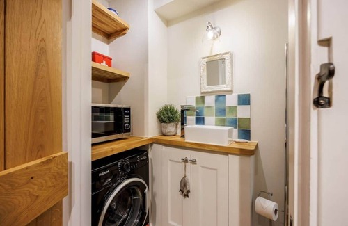 Poole Haus | Gull House - Charming Cottage Feel with Log Burner