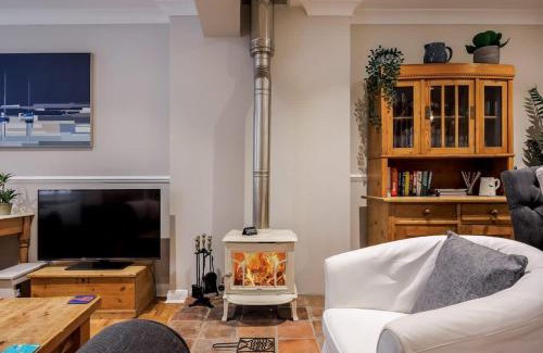 Poole Haus | Gull House - Charming Cottage Feel with Log Burner