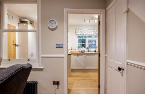 Poole Haus | Gull House - Charming Cottage Feel with Log Burner