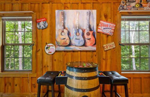 Little Creek Falls Haus | GYPSY ROAD - Privacy! Log Cabin with Hot Tub, WiFi, DirecTV and Arcade