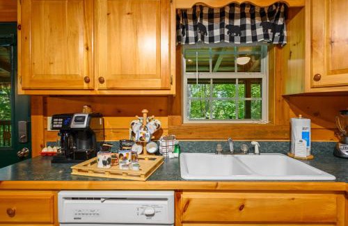 Little Creek Falls Haus | GYPSY ROAD - Privacy! Log Cabin with Hot Tub, WiFi, DirecTV and Arcade