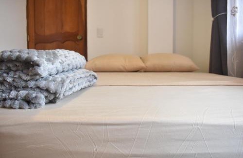 La Ceja Haus | Habitación con cama nueva doble y balcon privado cerca del parque principal