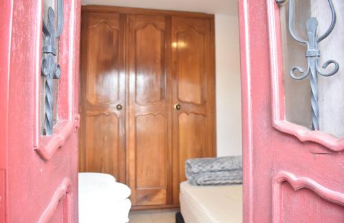 La Ceja Haus | Habitación con cama nueva doble y balcon privado cerca del parque principal