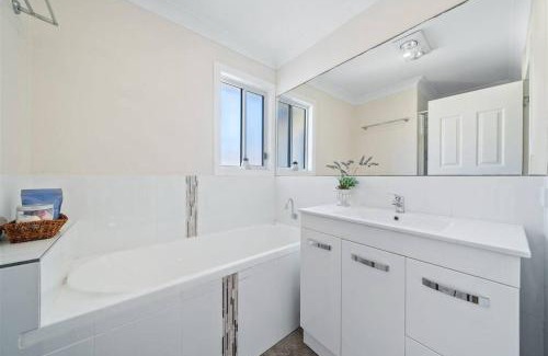 Beenleigh Haus | Halfway Point Brisbane and Gold Coast Themepark 15 minutes Southbank 30 minutes