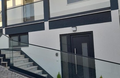 Loures Haus | Hall 92 Quartos com WC em moradia com piscina A-das-Lebres Loures