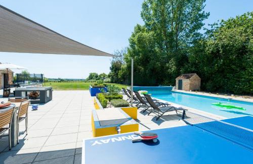 Boughton Villa | Hall Farmhouse. dog friendly, large outdoor pool, BBQ and fire pit